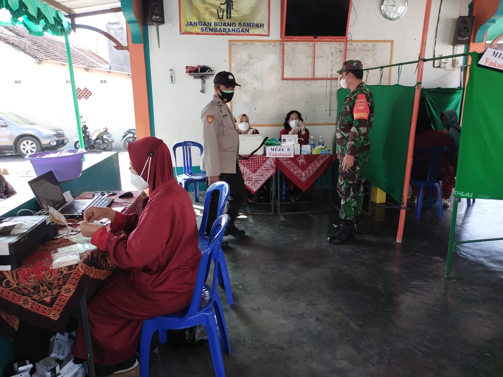 PENGAMANAN VAKSINASI COVID-19 / ASTRA SENECA UNTUK VAKSIN DOSIS PERTAMA MASYARAKAT DS. NGARU-ARU DI AULA PERUM NGARU-ARU, KECAMATAN BANYUDONO