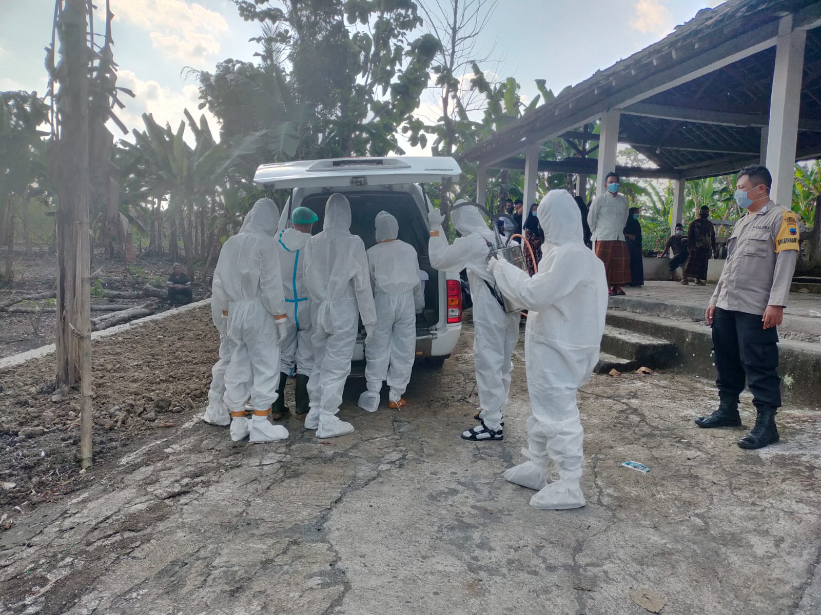 Bhabinkamtibmas Polsek Wonosegoro Polres Boyolali Pengamanan Pemakaman SOP Covid 19 Warga Binaan