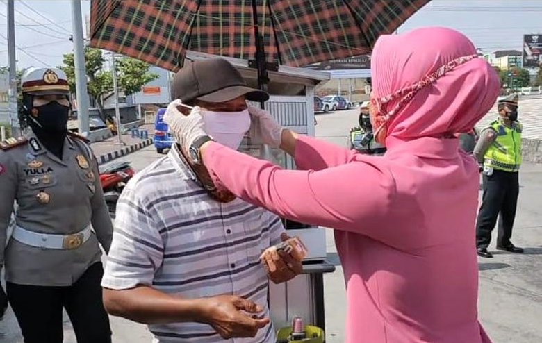 Bhayangkari Kampanye Disiplin Prokes dan Bagikan Masker