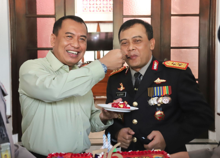 Momen Mesra Kapolda Jateng Disuapi Kue Oleh Pangdam IV/Diponegoro di HUT TNI