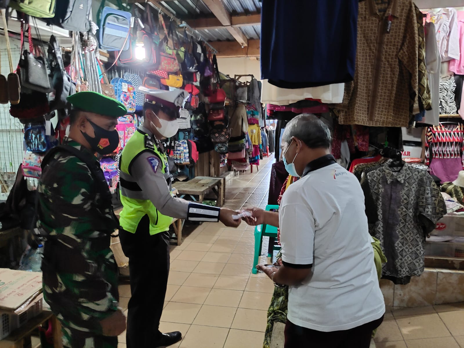 Ops Patuh Candi, Polres Boyolali Bagikan Masker Di Pasar