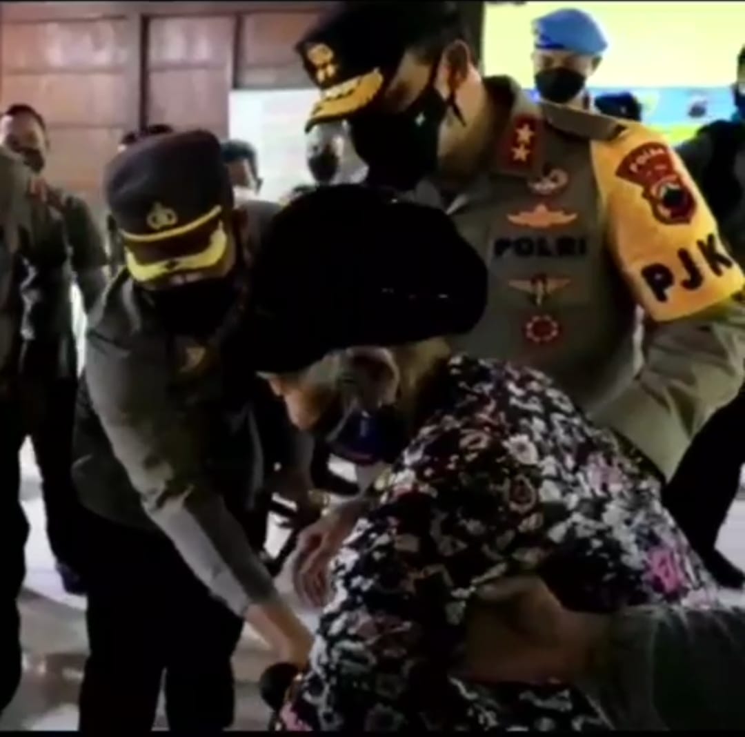 Vaksinasi di Taraman, Sragen : Ramahnya vaksinator, Santunnya Kapolda Jateng