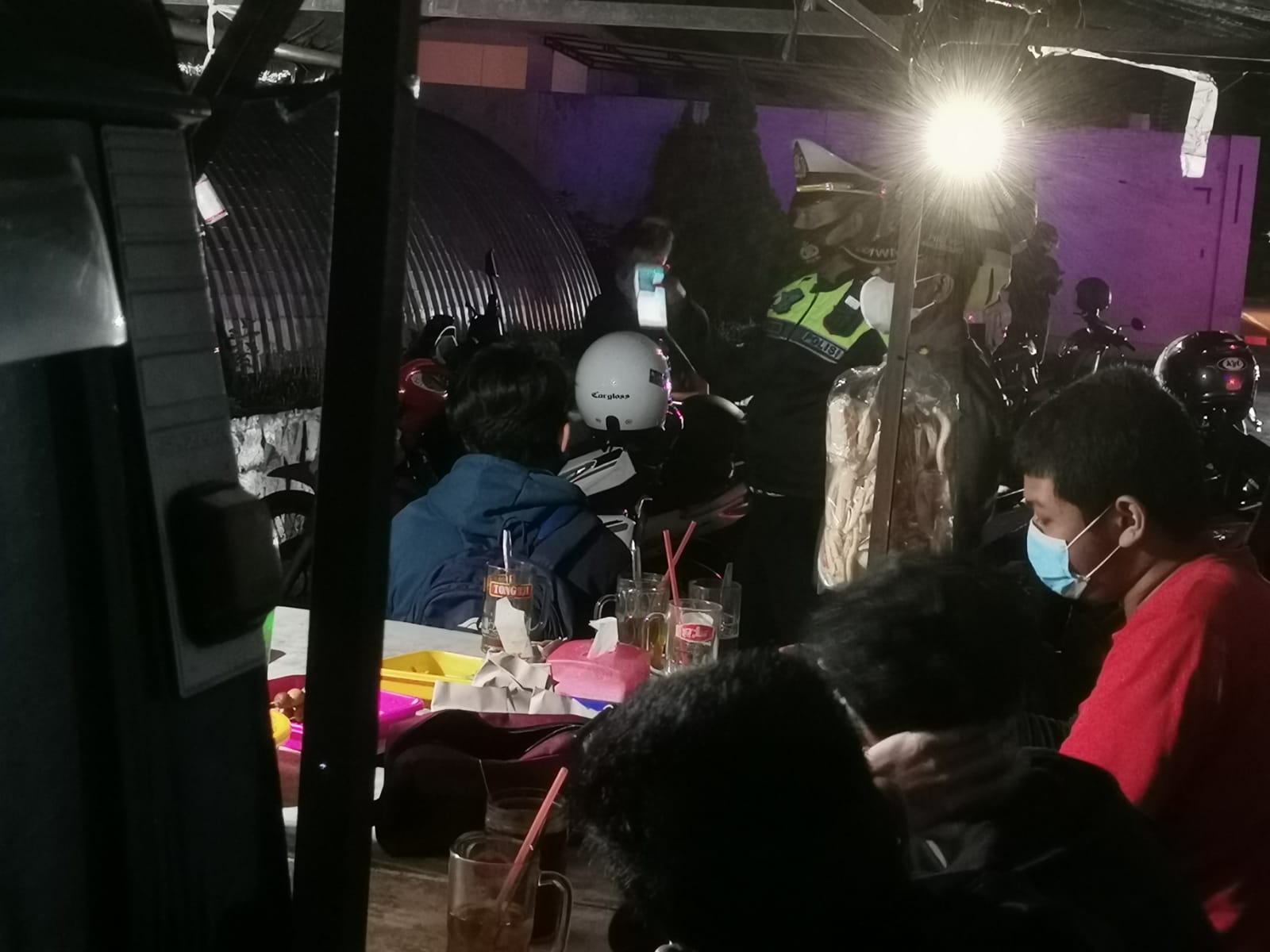 Malam – Malam, Polisi Sosialisasi Aplikasi PeduliLindungi