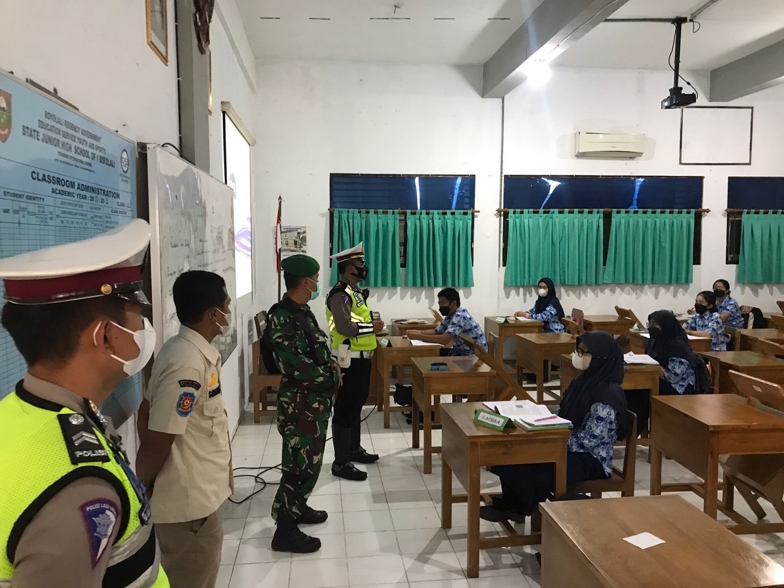 Polisi Pantau Pelaksanaan PTM Sekolah Di Boyolali