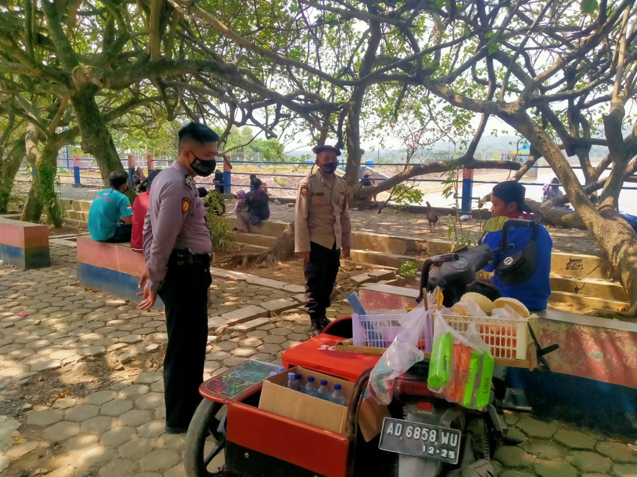 Hari Libur, Polisi Patroli Tempat Wisata Lokal Dan Ingatkan Prokes