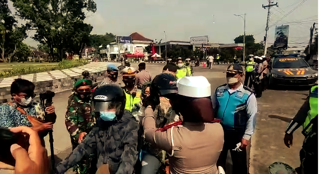 Satlantas Polres Boyolali Bagikan Helm Kepada Penggendara Sepeda Motor
