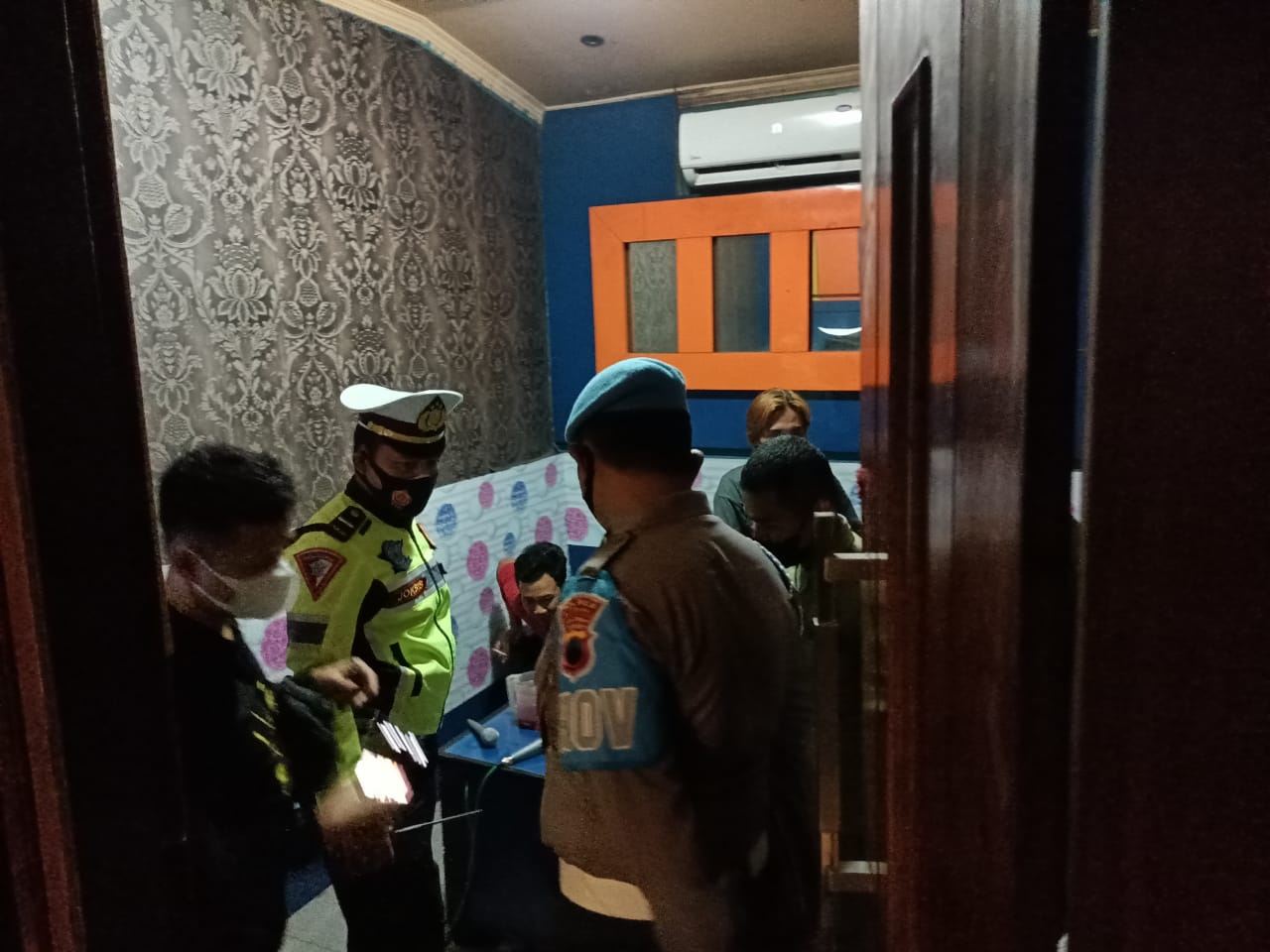 PPKM Level 2, Polres Boyolali Tutup Paksa Café, Karaoke dan Tempat Hiburan Malam Yang Melebihi Batas Jam Operasional