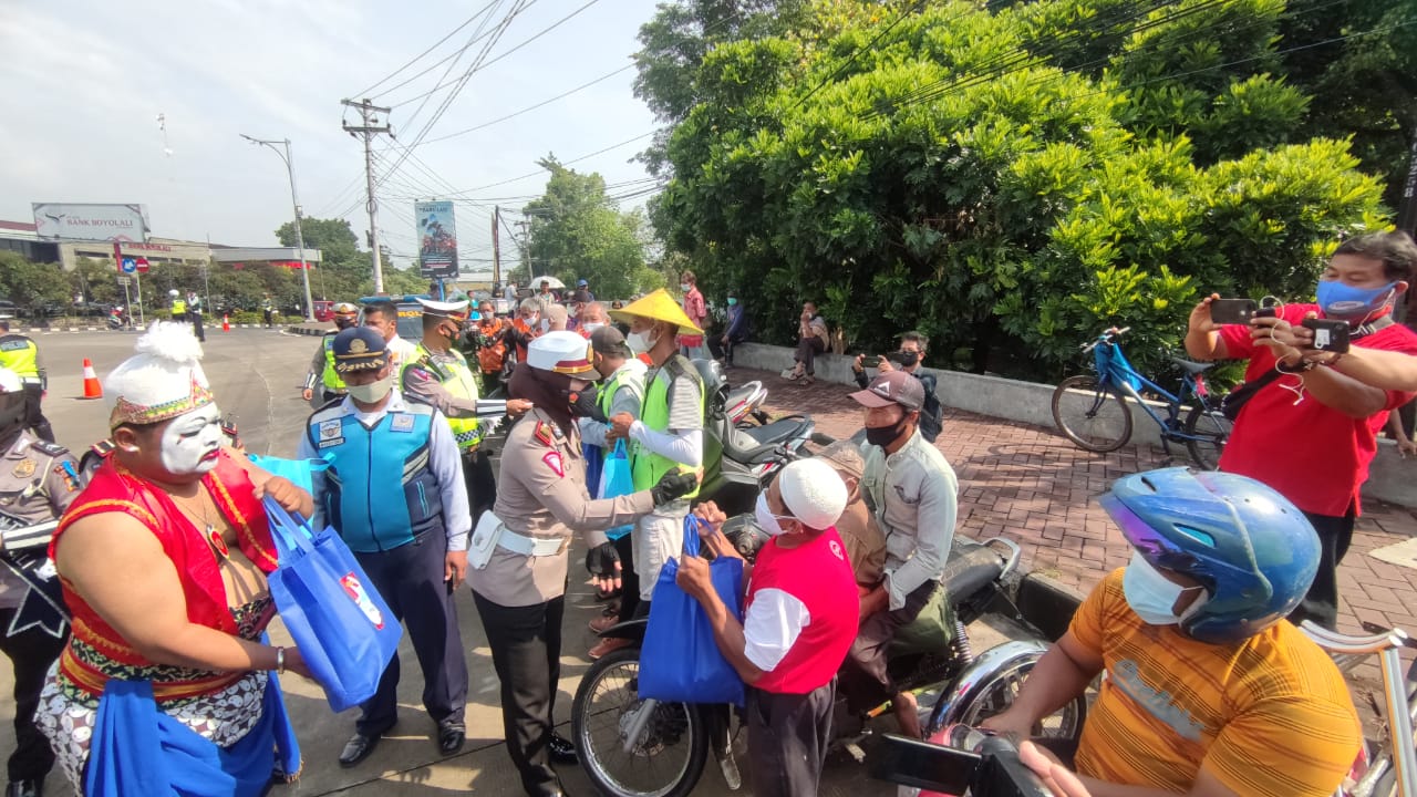 Polres Boyolali Bagikan 100 Paket Bansos di Simpang Lima Kridanggo Boyolali