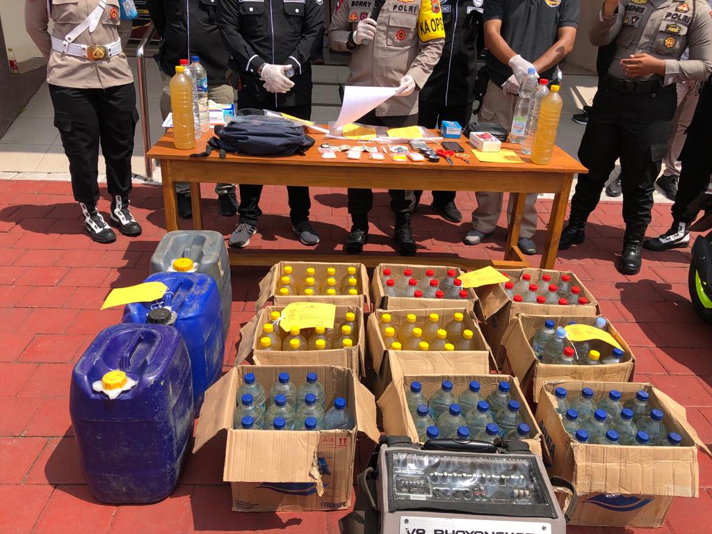 Polisi Sita Ratusan Botol Minuman Keras Yang Dijual Ilegal