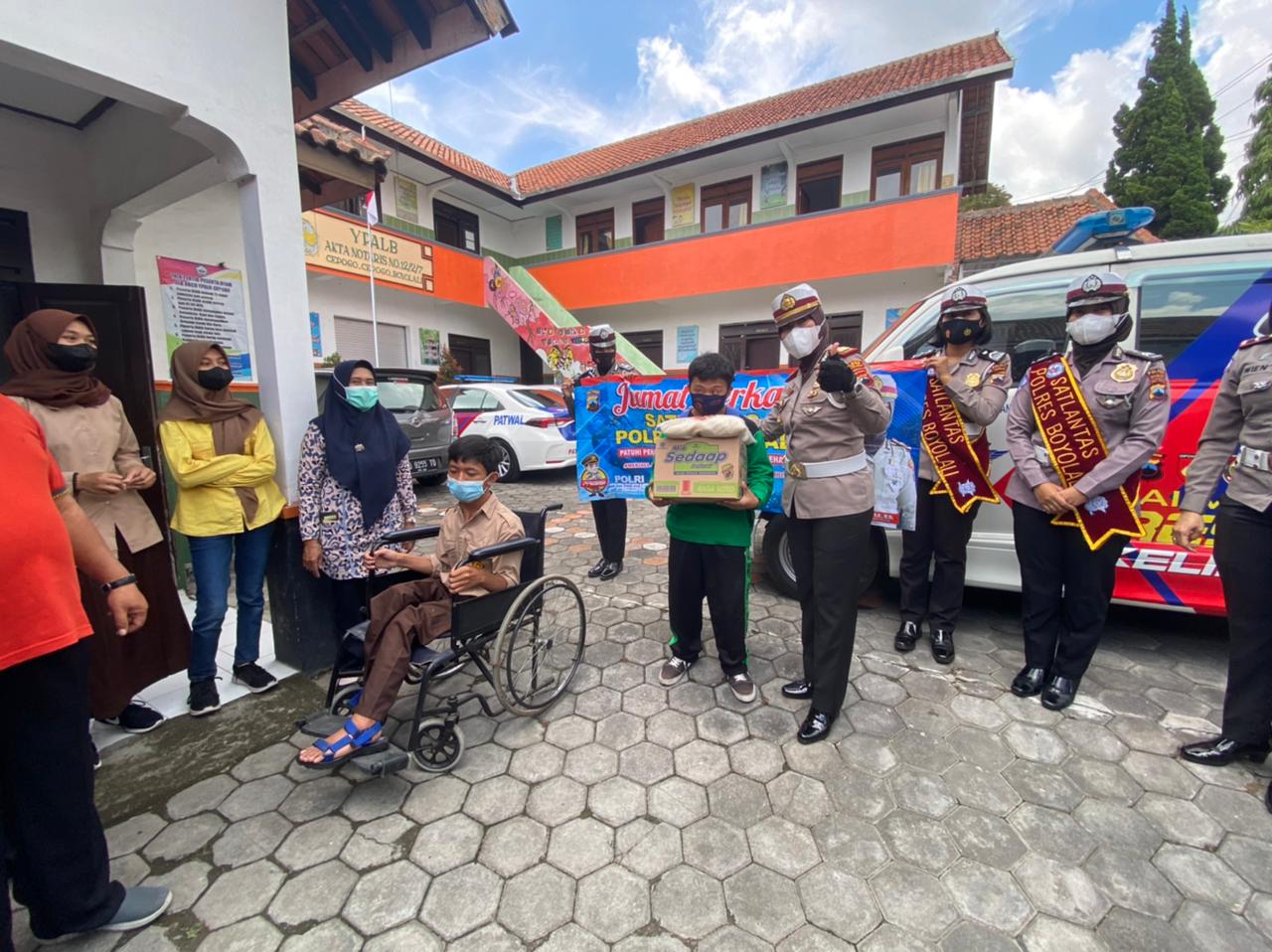 Polisi Peduli, Satlantas Polres Boyolali Kirim Bantuan Sembako ke YPALB
