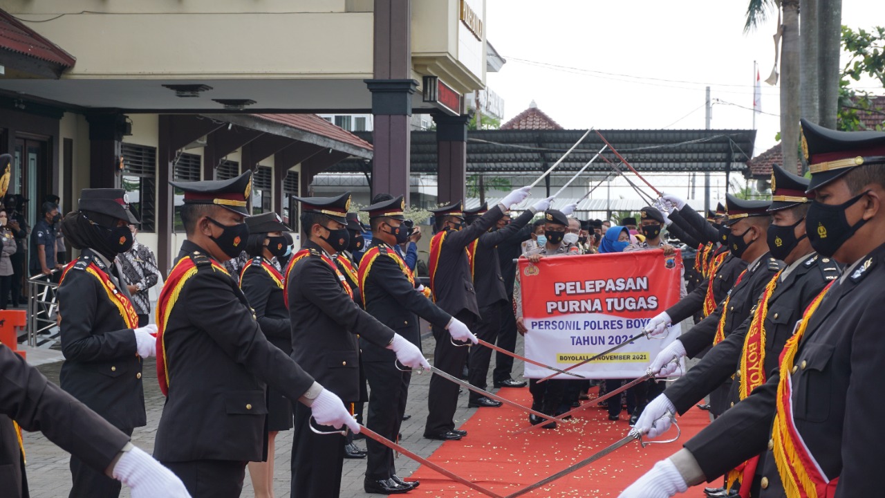 Mengharukan, Kapolres Boyolali Pimpin Tradisi Pelepasan Purna Tugas