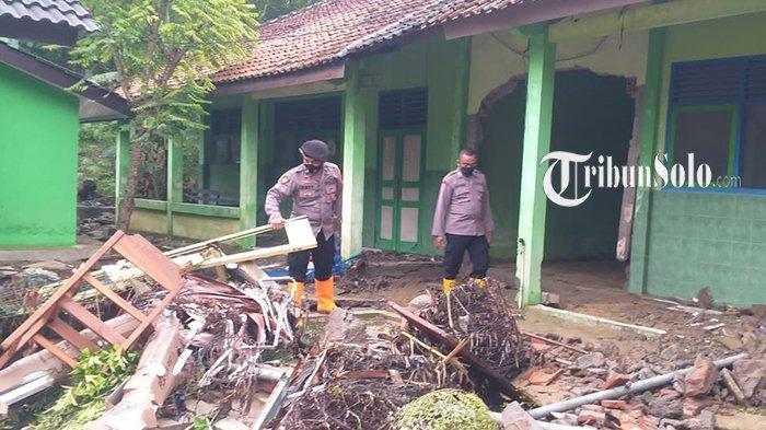 SMAN 1 Kemusu Boyolali 2 Kali Dilanda Banjir, TNI-Polri Beserta Tim Gabungan Lakukan Bersih – Bersih