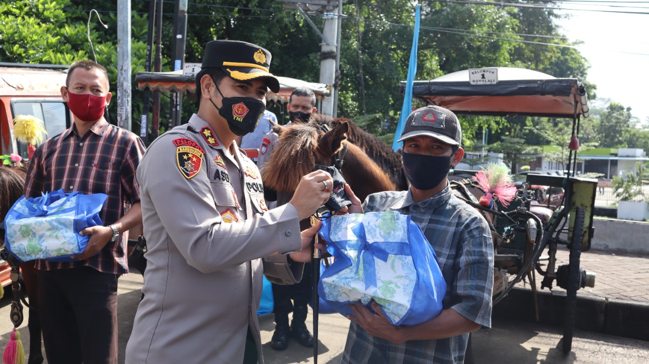 Wah Di Simpang Siaga Boyolali, Polres Boyolali Bagikan Minyak Goreng Dan Sembako