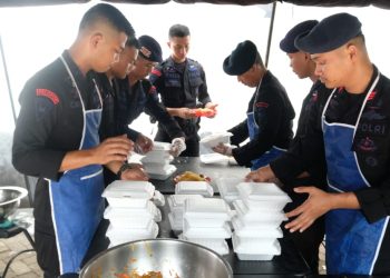 Brimob Droping Bantuan Makanan Untuk Warga Terdampak Banjir di Kota Semarang