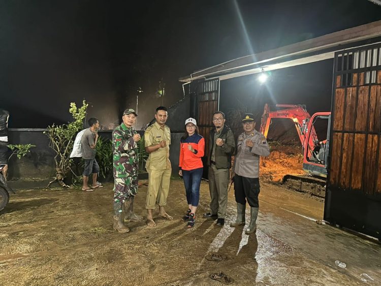 Respon Cepat TNI Polri BPBD dan Masyarakat Bersihkan Material Longsoran Tanah Yang Menutup Jalur Alternatif Cepogo-Ampel Boyolali