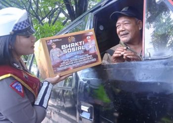 Operasi Keselamatan Lalu Lintas, Satlantas Polres Boyolali Bagikan Paket Sembako Pada Pengendara Yang Tertib Berlalu Lintas