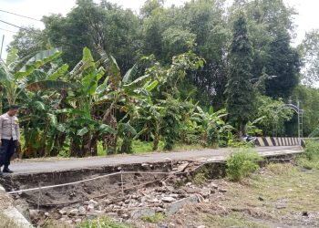 Bhabinkamtibmas Desa Kateguhan dan Desa Manjung Polsek Sawit Aiptu Joko Purwanto monitor wilayah Paska Hujan Dengan Instensitas tinggi