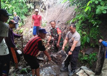 Kerja Bakti terkait bencana tanah longsor di Dk. Daleman Rt. 02/03 Ds. Doplang Kec. Teras