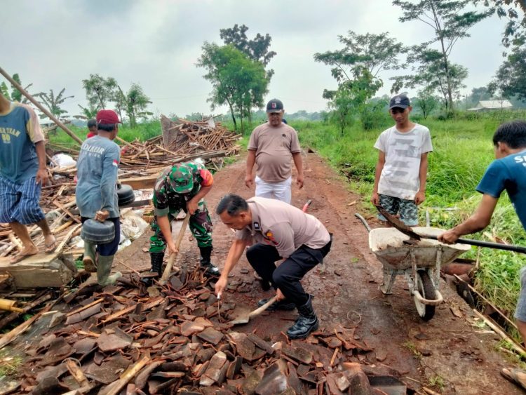 Anggota TNI-POLRI  Bersama warga Dan Tim SAR bantu bersihkan Rumah Korban Puting Beliung