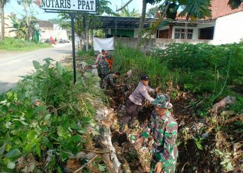 Cegah Banjir, TNI-Polri-Masyarakat Bersihkan Saluran Air