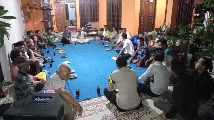 Dekatkan Diri Dengan Warga, Bhabinkamtibmas Hadiri Rembuk Warga Dan Beri Himbauan Kamtibmas