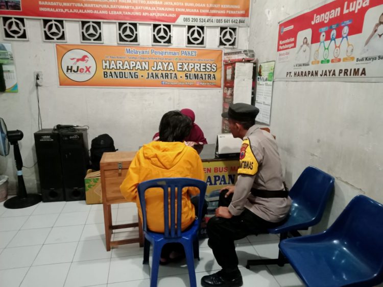 WARGA INDRAMAYU TERLANTAR DI BOYOLALI, POLISI BELIKAN TIKET BUS UNTUK BALIK RUMAH
