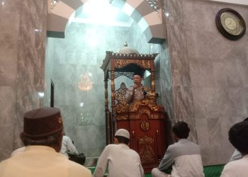 Personil Polisi Gelar Taraweh Keliling Bareng Warga