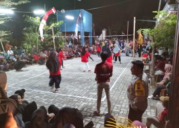 Bhabinkamtibmas Lakukan Monitoring Turnamen Bola Volly di Desa Glintang untuk Sambut Hari Kemerdekaan RI Ke-78