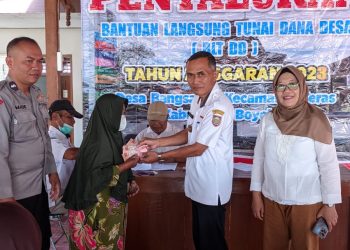 Bhabinkamtibmas Polsek Teras Sosialisasi di Kegiatan Penyaluran BLT DD Tahap VIII Boyolali