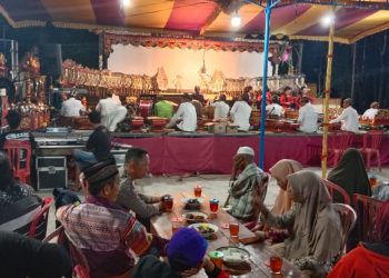 Pecinta Wayang Kulit Bersama Warga Gosono Meriahkan Pagelaran dihadiri Bhabinkamtibmas