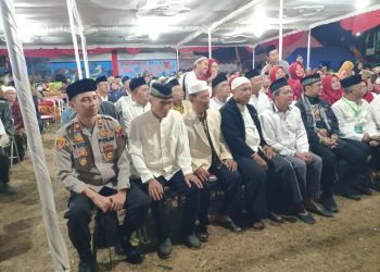 Polisi Hadiri Pengajian Bersholawat Bersama Ustadz Wijayanto di HUT SMPN 1 Teras