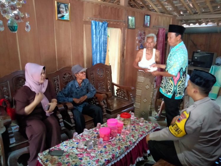 Pasca Kebakaran Rumah, Bhabinkamtibmas Bersama Pemdes Semawung Salurkan Bantuan kepada Warga Terdampak