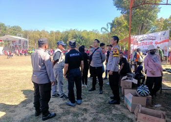 POLISI PENGAMANAN GIAT ANGGOTA KOMISI IX DPR RI DI LAPANGAN DESA KEMBANG, GLADAGSARI