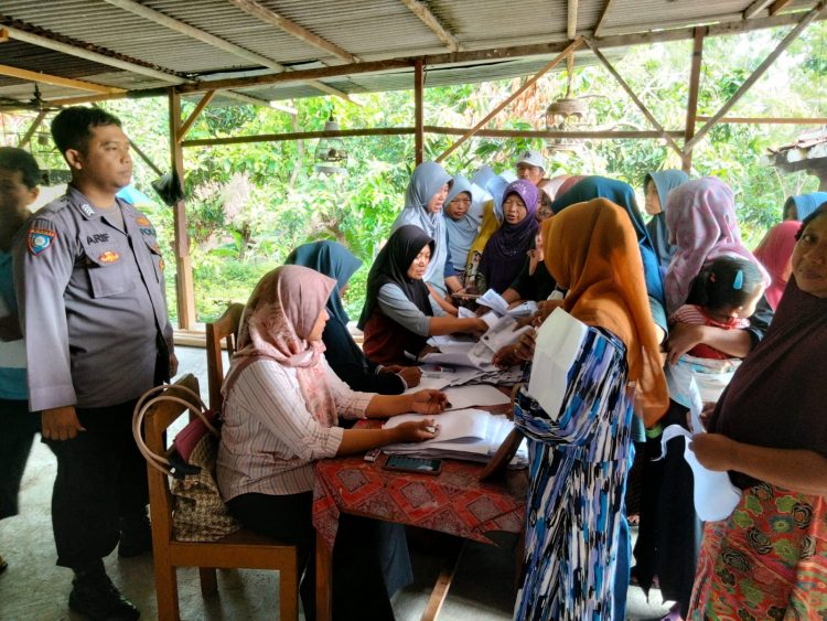 Bhabinkamtibmas Awasi Penyaluran Sembako, 667 Warga Terdampak Puting Beliung di Desa Kadipaten