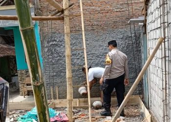 Bhabinkamtibmas Gotong Royong Bedah Rumah Tidak Layak Huni di Sambon, Boyolali