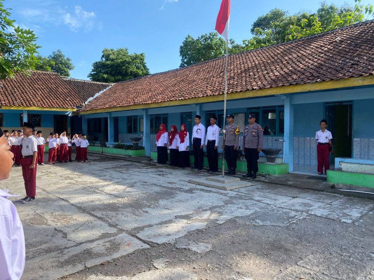 Tingkatkan Kedisiplinan Siswa: Polisi Hadir Dalam Upacara di MIM Bandung Andong