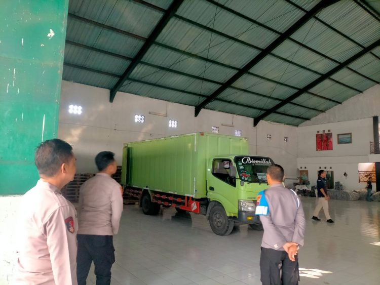 Pengamanan Polisi dalam Kedatangan Logistik Pemilu di Gudang KPU Boyolali