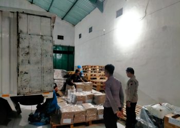 Petugas Amankan Kedatangan Logistik Pemilu Sampul Kubus di Gudang KPU Boyolali