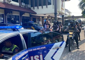 Guna Kelancaran : Satlantas Polres Boyolali, Gatur Arus Lalu Lintas di Exit Tol Fungsional Banyudono.