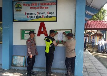 Bhabinkamtibmas Polsek Karanggede Himbau dan Pasang Maklumat Zero Knalpot Brong di SMA N 1 Karanggede