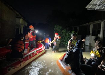Respon Cepat Polsek Ngemplak Bantu Evakuasi Warga, Akibat Banjir Pasca Hujan Deras di wilayah Sawahan Ngemplak