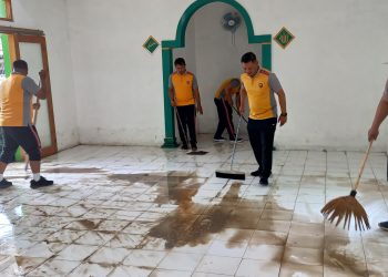 Banjir di Dukuh Ledok, Desa Sawahan Telah Surut: Polsek Ngemplak Bantu Warga Bersihkan Lingkungan Warga