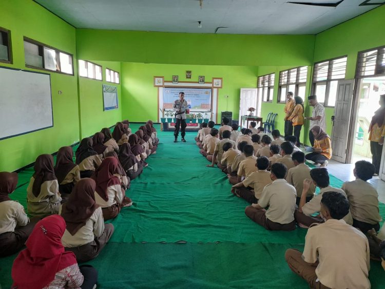 Bhabinkamtibmas Polsek Ampel Sosialisasikan Zero Knalpot Brong kepada Siswa SMP Sudirman