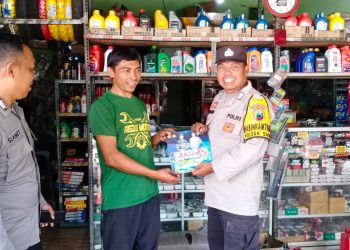 Patroli Sambang Polsek Sambi Sampaikan Imbauan Kamtibmas Dan Pemasangan Sticker Larangan Knalpot Brong