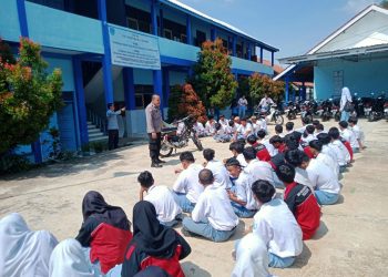Sosialisasi dan Pemasangan Stiker Larangan Penggunaan Knalpot Brong di SMK Muhammadiyah 3 Nogosari
