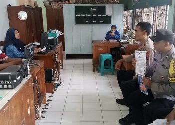 Polisi terus Kampanyekan Zero Knalpot Brong, Pemasangan Stiker Di Bengkel Motor Sekolahan