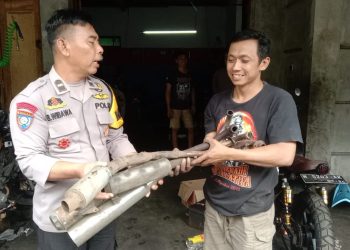 Bhabinkamtibmas Polsek Ampel Sosialisasi dan Terima Kenalpot Tidak Sesuai Spesifikasi Teknis dari Pemilik Bengkel Sepeda Motor