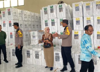 Polisi Kawal Pendistribusian Logistik Pemilu Ke Wilayah Utara Boyolali