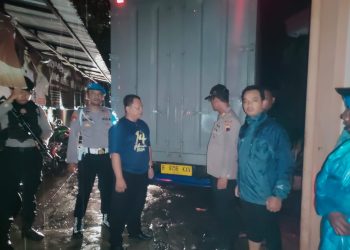 Di Kawal Polisi Pendistribusian Logistik Pemilu Tiba di PPK Juwangi, Malam Hari.