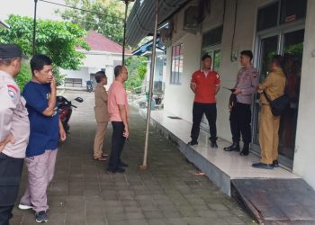 Kapolsek Pantau Langsung Kedatangan Logistik Pemilu 2024 ke PPK Kecamatan Teras Boyolali